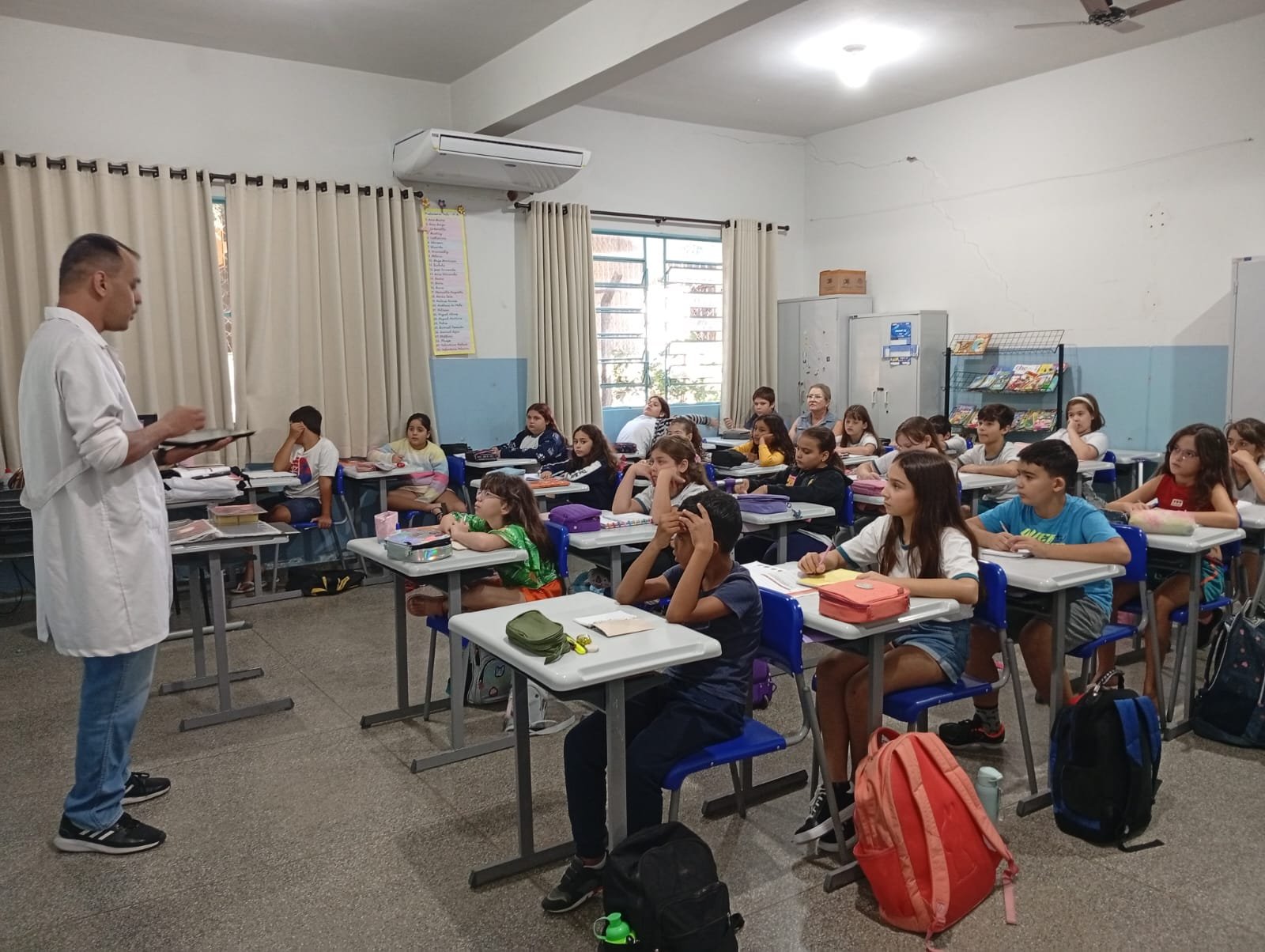 Contato das crianças com um astrônomo